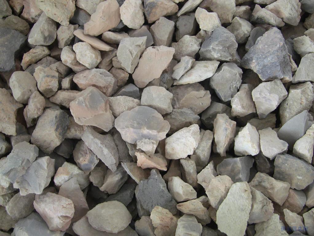 铝矾土(aluminous soil;bauxite)又称矾土或铝土矿,主要成分是